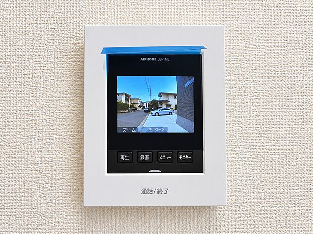 【モニター付きインターホン】モニター付インターホンが標準仕様です。戸建暮らしだと、集合住宅に比べ、より不安になりがちな防犯面、目で確認できるからあんしんです。