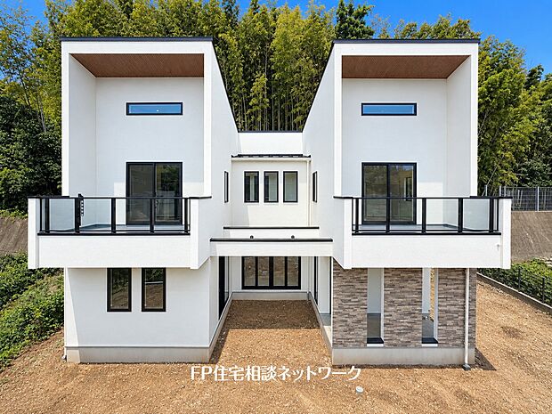 【その他】【類似外観同仕様】施工例のため分譲中の建物とは外壁、屋根開口部等の形状・仕様が異なります。