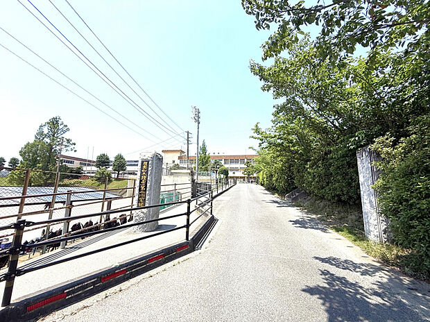 須恵町立須恵第二小学校（約993m）