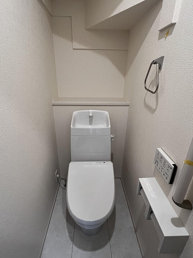 【トイレ】快適な温水洗浄便座付でほっと落ち着ける、すっきりとしたデザインのトイレです。