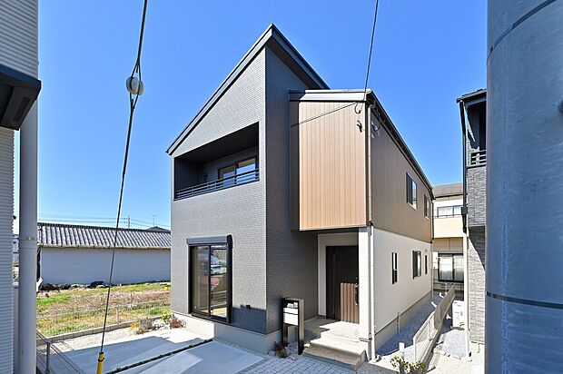 1号棟（4LDK+3WIC+パントリー+ファミリーコーナー+家事動線+リネン庫+吹抜 +リビング階段+インナーバルコニー）