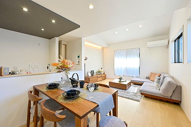 LDKは折下げ天井やアクセントウォールでやわらかくゾーニングされた設計。(2号棟)