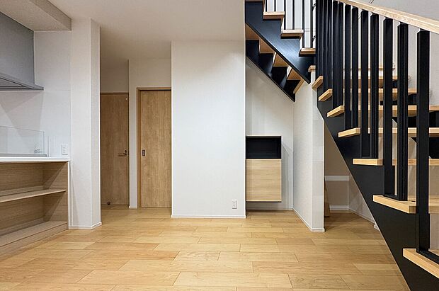 階段下のデッドスペースになりがちな空間も無駄なく収納に。(4号棟)