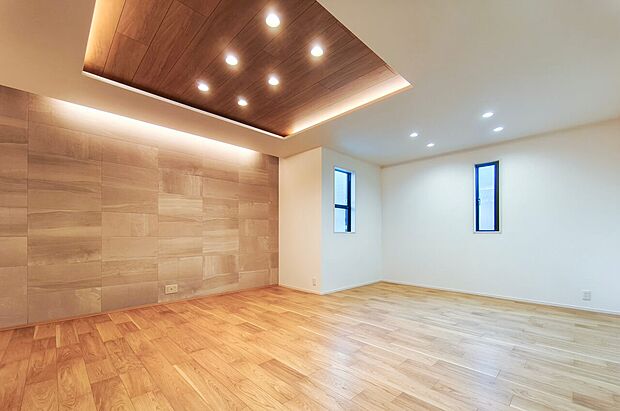 アクセントウォールの質感を際立たせる間接照明が印象的。家族でゆったりとした夜を過ごせそうです。（5号棟）