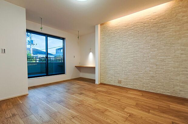 アクセントウォールと間接照明が空間に彩りを添える主寝室。（5号棟）