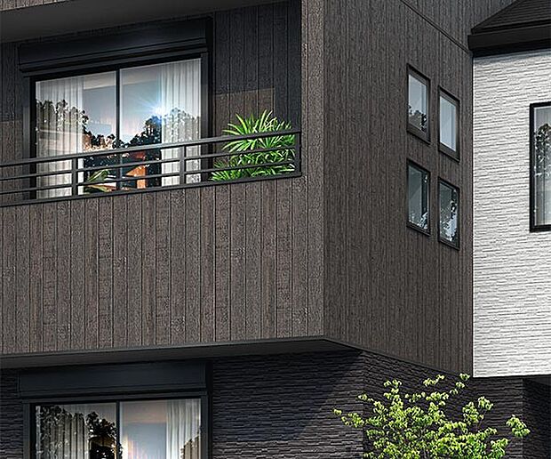 周囲の穏やかな色彩に調和しつつ、重厚な存在感を纏うダークトーンを基調とした外壁。ブラックサッシがモダンな気品を添えます。（街並完成予想図より）