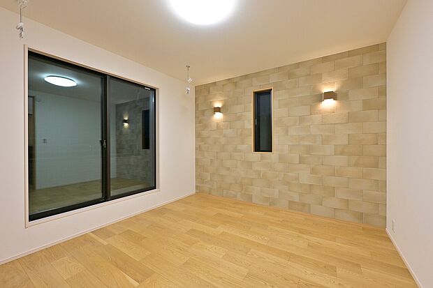 【寝室】広々とした寝室は、バルコニーに面した大きな掃き出し窓からたっぷりの陽光が降り注ぐ、開放感あふれる空間。(1号棟)