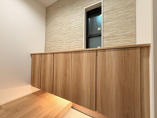 【玄関】いつもきれいに整えておきたい「住まいの顔」は収納も充実。間接照明が空間を彩ります。(1号棟)