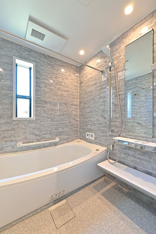 【浴室】【クレイドル浴槽】ゆりかごに包まれるような新感覚浴槽。4面デザインの美しい壁面とダウンライトが上質な空間を創出。(1号棟)