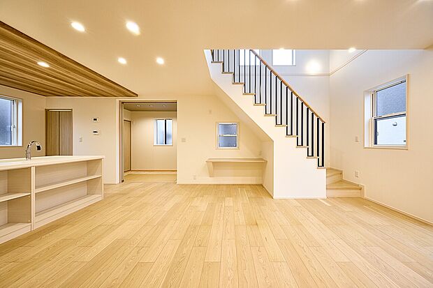 【リビング】屋外の開放感を室内に移すLDKの吹抜け。リビング階段とのコンビネーションにより、さらに立体的な広がりを生み出します。(2号棟)