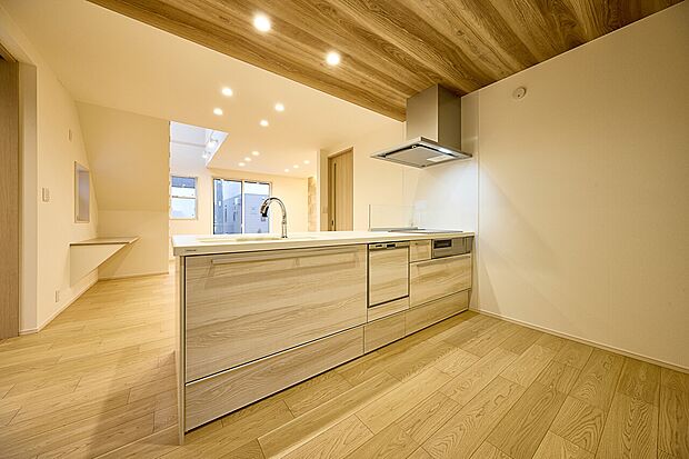 【キッチン】【タッチレス浄水栓】吐水、止水が自動で水栓操作が不要に。【人大シンク】耐久性に優れた、美しくなめらかな質感の人工大理石。(2号棟)