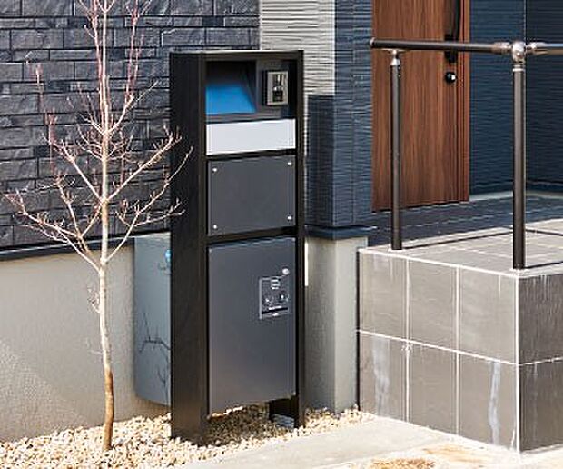 【その他画像】【宅配ボックス・門柱・門柱灯】ドアホンや表札・ポストが一体型となった宅配ボックス付のシステム門柱。不在にも荷物の受け取りが便利に。※表札はオプションです。