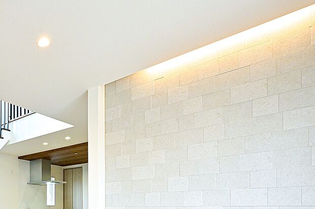 【その他内観】【アクセントウォール・間接照明】深みのある素材に柔らかな光が陰影を添え、上質さを演出。（5号棟）