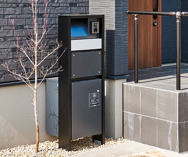 【その他画像】【宅配ボックス・門柱・門柱灯】インターホンや表札・ポストが一体型となった宅配ボックス付のシステム門柱を装備。面倒な再配達の手配や玄関先での受け取りも不要。※表札についてはオプションとなります。