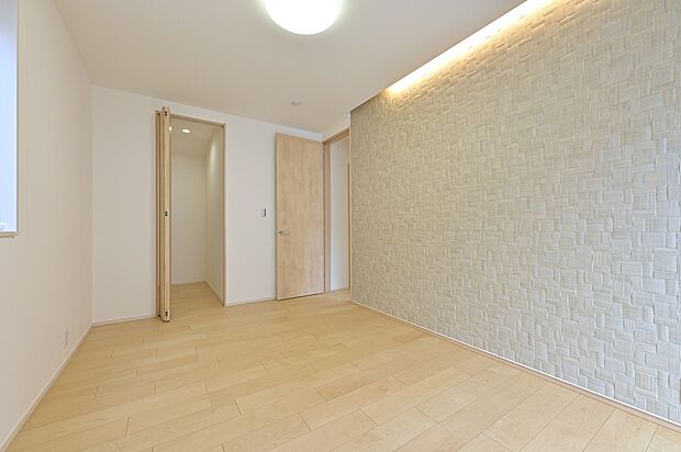 【リビング以外の居室】2階洋室は、ベッドと勉強机が無駄なくおさまり、お子様部屋にもピッタリ。お洋服などを仕舞えるクローゼットも設け、お部屋はすっきり使えます。（2号棟）