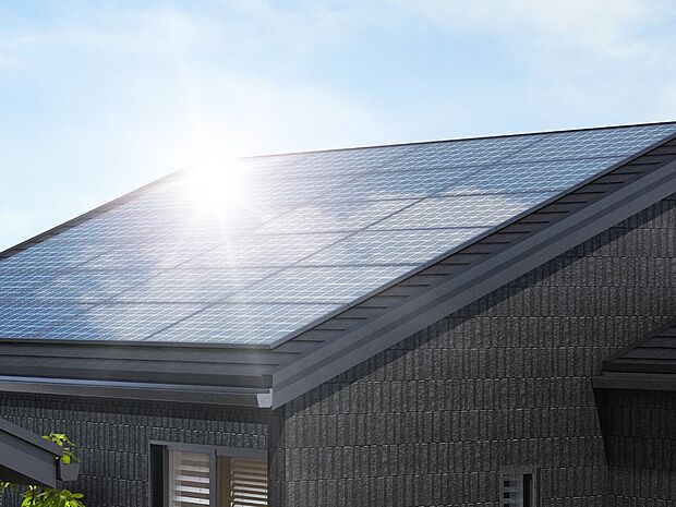 【ZEH（太陽光パネル搭載）】5kW以上の太陽光パネルを設置。たっぷりの陽光が届く屋根形状と、親和性が良い太陽光発電システムを備えたZEHの住まいです。