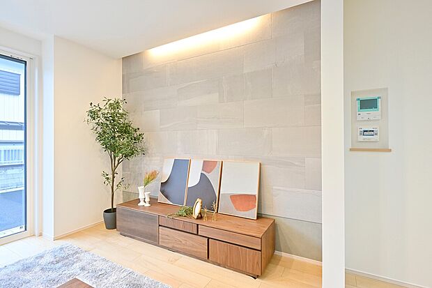 【リビング】【アクセントウォール・間接照明】深みのある素材に柔らかな光が陰影を添え、上質さを演出。(5号棟)