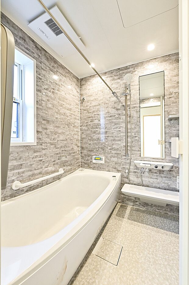 【浴室】【クレイドル浴槽】ゆりかごに包まれるような新感覚浴槽。4面デザインの美しい壁面とダウンライトが上質な空間を創出。※画像は建築事例です。販売中の建物とは仕様は異なります。