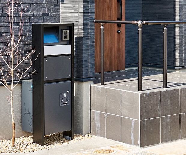 【その他画像】【宅配ボックス一体型門柱】インターホンや表札・ポストが一体型となった宅配ボックス付の門柱。建物のデザインや景観に合わせた配色としています。