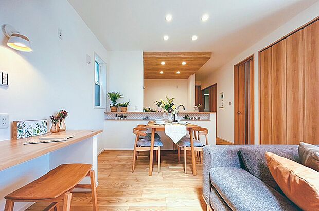 【リビング】読書や、趣味、お子様の宿題などマルチに活用できる、共有のカウンター。ご家族の思い出の写真やインテリア小物を飾り、個性を彩るスペースとしてもご利用いただけます。(4号棟)