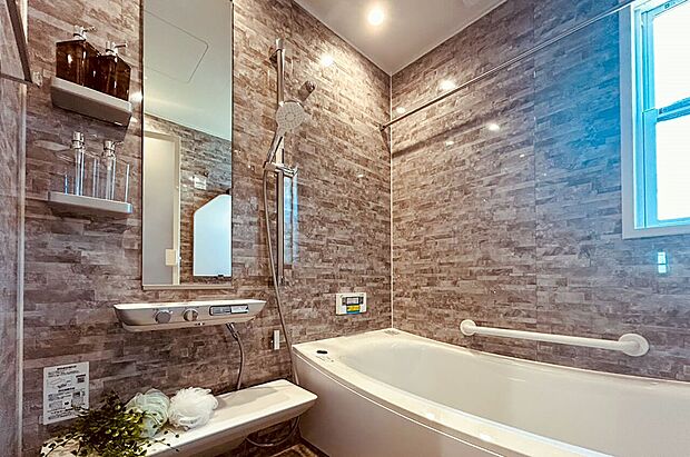 【浴室】【クレイドル浴槽】ゆりかごに包まれるような新感覚浴槽。4面デザインの美しい壁面とダウンライトが上質な空間を創出。(4号棟)