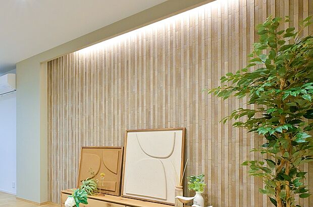 【リビング】【アクセントウォール・間接照明】深みのある素材に柔らかな光が陰影を添え、上質さを演出。(3号棟)