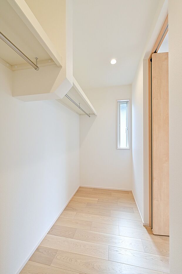 【その他画像】【ウォークインクローゼット】大容量のウォークインクローゼット。ウォークインタイプなので衣類の出し入れや整理整頓もスムーズに行えます。※画像はイメージです。実際の商品とはデザイン・仕様が異なります。