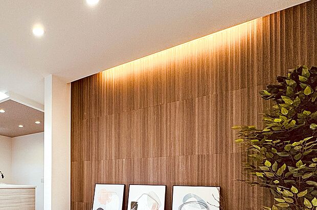 【その他内観】【アクセントウォール・間接照明】深みのある素材に柔らかな光が陰影を添え、上質さを演出。（3号棟）