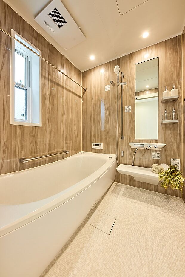 【浴室】【クレイドル浴槽（人工大理石）】ゆりかごに包まれるような新感覚浴槽。滑らかでツヤの美しい浴槽がバスタイムをリッチに演出します。4面デザインの美しい壁面とダウンライトが上質な空間を創出。（3号棟）