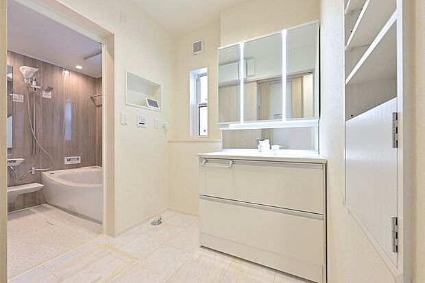 【洗面台・洗面所】【Panasonic 洗面化粧台】ワイドなカウンターに、タッチレス水栓を採用。影を抑えるツインラインLED照明が心地よい使用感をプラス。タッチレス水栓搭載。(3号棟)