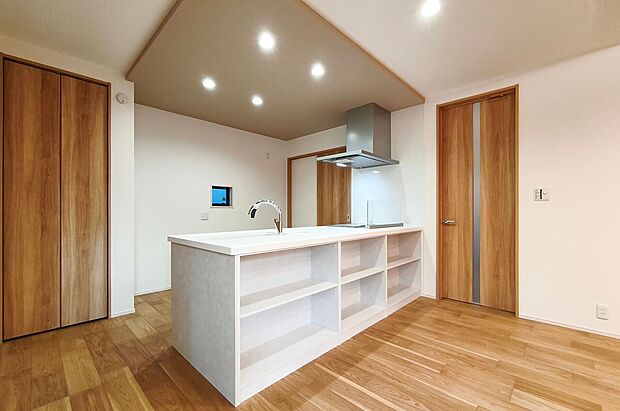 【キッチン】開放感のある対面式キッチン。お料理しながら家族の顔が見られる安心感。食材の買い置きに便利なパントリーも備え、奥様が「楽しく」お料理できるようプランニング。（5号棟）