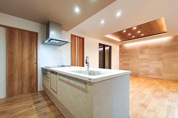 【キッチン】横一列にシンクとコンロをまとめたシンプルな形の対面型システムキッチン。動きやすさとスタイリッシュなデザインが魅力。（5号棟）