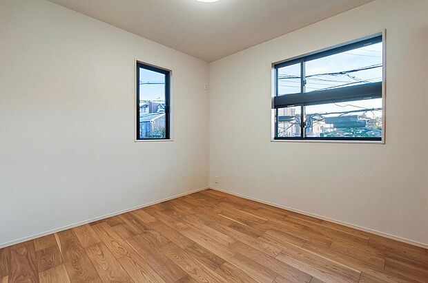 【リビング以外の居室】2階居室は全て個室になっていてプライバシーが保たれ、子供部屋や趣味の部屋など様々な利用ができます。（5号棟）