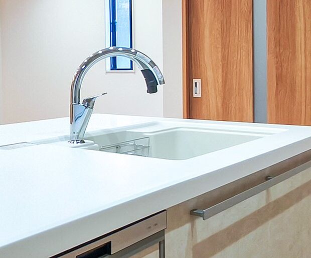 【キッチン】【タッチレス浄水栓】吐水、止水が自動で水栓操作が不要に。【人大シンク】耐久性に優れた、美しくなめらかな質感の人工大理石。（5号棟）