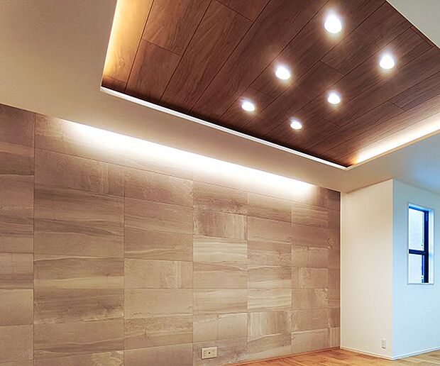 【リビング】【アクセントウォール・間接照明】深みのある素材に柔らかな光が陰影を添え、上質さを演出。（5号棟）