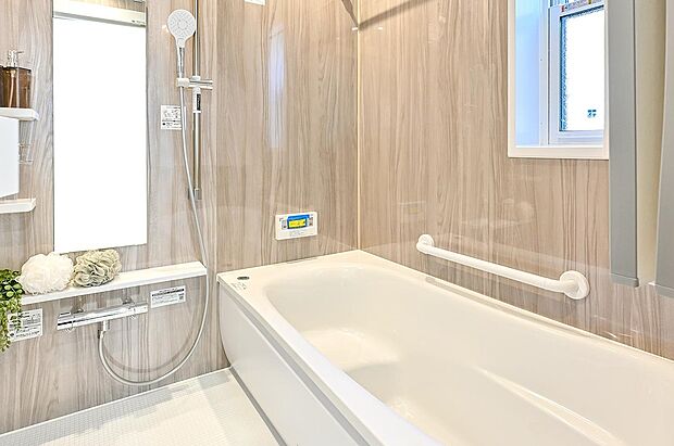 【【TOTO】システムバスルーム】【ゆるリラ浴槽】頭と首をしっかり支え、自然とリラックスする姿勢になれます。4面デザインの美しい壁面とダウンライトが上質な空間を創出。(1号棟)