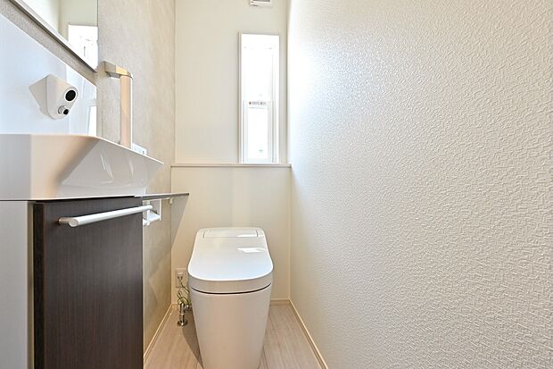 【【Panasonic】アラウーノ】【全自動おそうじトイレアラウーノ】と手洗いキャビネットを採用。流すたびに“泡”でおそうじします。1F手洗いキャビネットはタッチレス水栓。(1号棟)