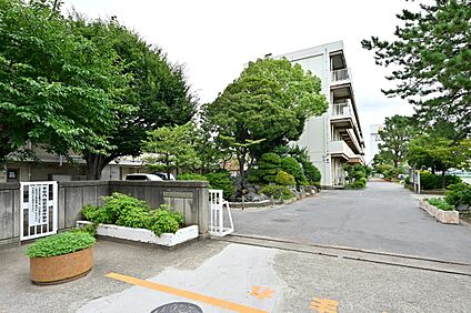東町小学校 460m