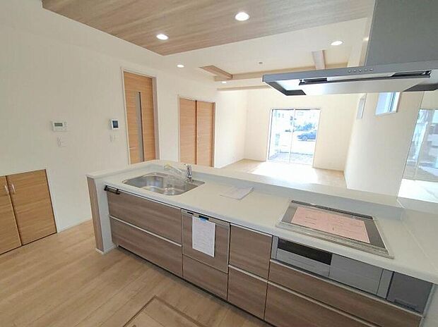 キッチンからリビングを見渡せますので、お料理やお片付け中もご家族のコミュニケーションをお取りいただけます。そしてキッチン自体も明るくなりますし、風も抜けますので衛生面で見ても安心いただける作りです。