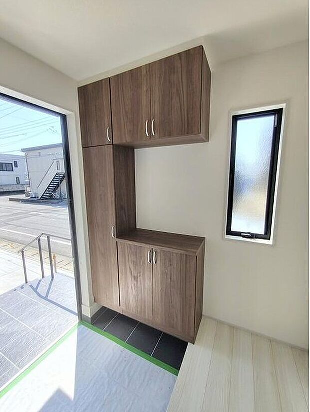 天井までの高さがあるたっぷり玄関収納。可動棚で調整可能ですので、ロングブーツやトレッキング靴もすっぽり収まるようにカスタムできます。お子様の靴のサイズが大きくなっていっても安心の広々スペースです!