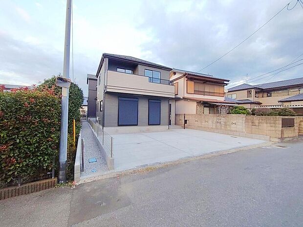 堂々完成いたしました。敷地の間口が広く建物も大きいので、まさしく堂々建っているという印象を受ける新築が完成いたしました。お客様の大切なお城として自慢していただける一軒です。