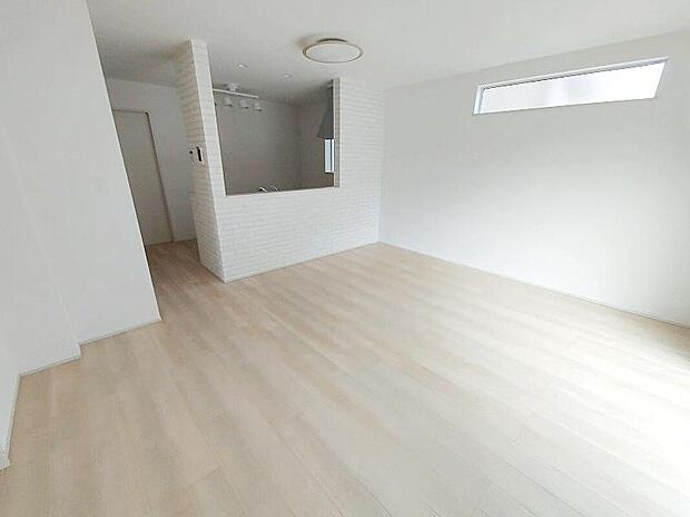 広々としたリビングは南側に設けた掃き出し窓からたくさんの陽光を取り入れてくれます。家族が集まる空間ですからやはり明るさと、暖かさは大切です。広さがありますので家具の配置に悩まなくて済むのも良いです。