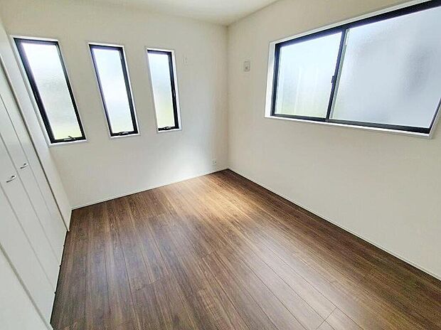 全居室2面採光です。光を取り入れやすのはもちろんですが、建物全体の窓の数も増えておりますので、換気性能に優れた物件です。窓を開ければ家中を気持ちの良い風が通り抜けます。