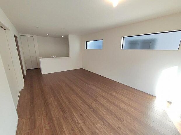 広々としたリビングは南側に設けた掃き出し窓からたくさんの陽光を取り入れてくれます。家族が集まる空間ですからやはり明るさと、暖かさは大切です。広さがありますので家具の配置に悩まなくて済むのも良いです。