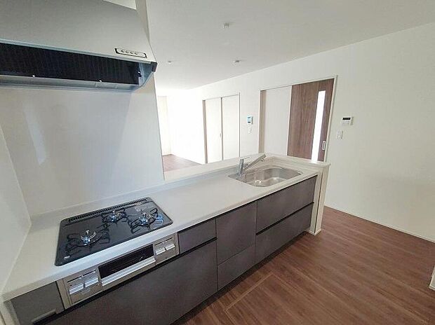 キッチンスペースはご家族みんなで作業ができるスペースを確保しております。みんなで楽しくお料理やお片付けをすれば、家事の時間も家族のコミュニケーションの時間に変わります。