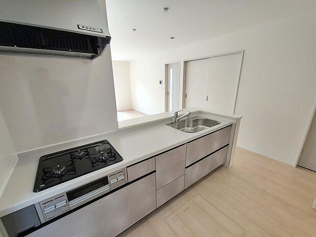 キッチンには大容量のオールスライド式の収納を採用しております。奥までしっかりと収納として活用でき、取り出す時も手前の物をどかしたりする手間など掛かりません、キッチン周りをいつもスッキリにしておけます。