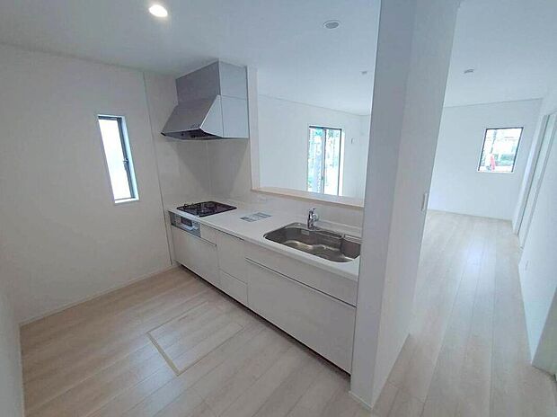 キッチンからリビングを見渡せますので、お料理やお片付け中もご家族のコミュニケーションをお取りいただけます。そしてキッチン自体も明るくなりますし、風も抜けますので衛生面で見ても安心いただける作りです。