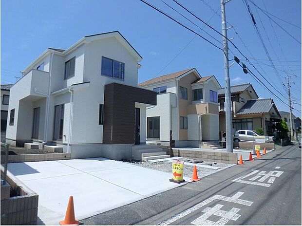 【類似外観同仕様】類似外観同仕様の物件になります。扉や窓の開口部の位置やデザインが異なります。間取りの広さなどもモデルハウスをご案内させて頂き、イメージしていただく事も可能です。