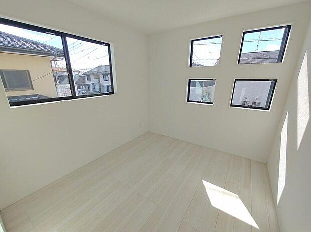 2面採光の洋室です。窓からの眺望もよくなり視界が広いので、部屋にいても飽きません、そしてもちろん大切なのは明るさと風通し、明るい日差しと心地よい風で自分のお部屋でくつろげる贅沢をご提供します。