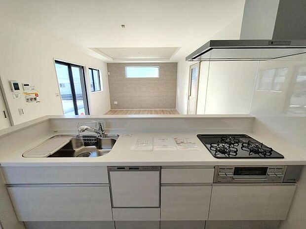 キッチンからリビングを見渡せますので、お料理やお片付け中もご家族のコミュニケーションをお取りいただけます。そしてキッチン自体も明るくなりますし、風も抜けますので衛生面で見ても安心いただける作りです。